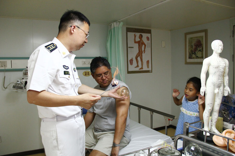 Visitors tour Chinese warships