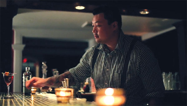 Bartender mixes drinks with Sichuan style