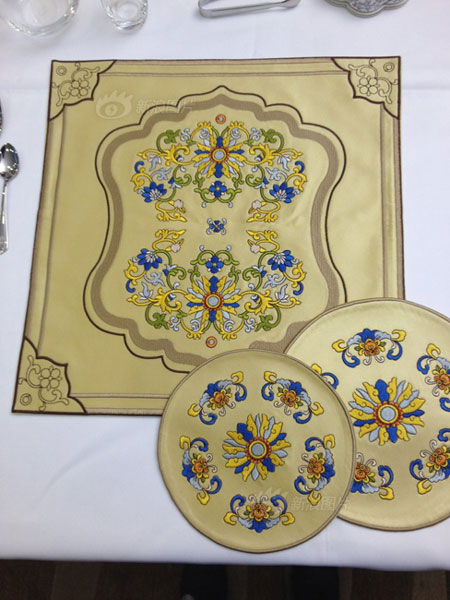 Gorgeous tableware at APEC banquet