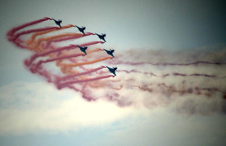 Aerial acrobats perform at China Airshow