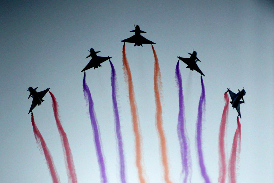 Aerial acrobats perform at China Airshow