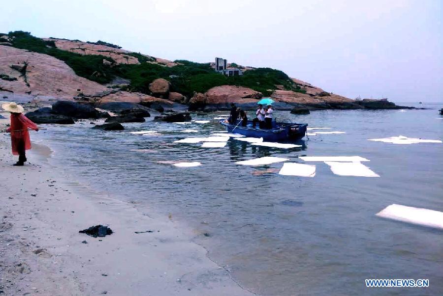 Sea water around S China's Miaowan Island polluted by heavy oil