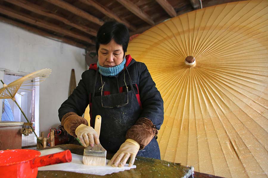 Post-90s quits his job to make traditional paper umbrellas