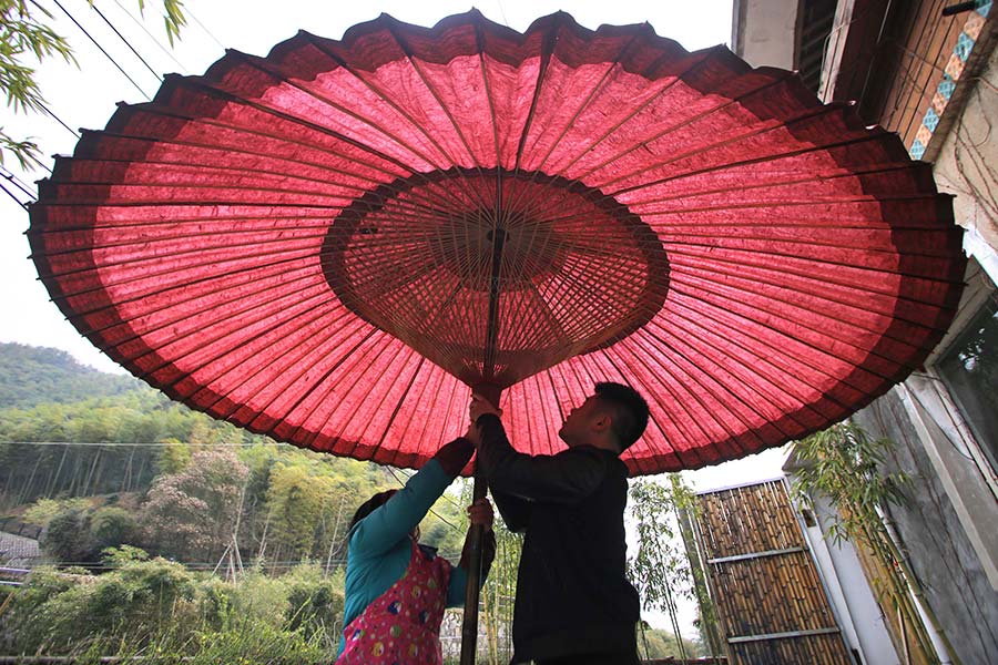 Post-90s quits his job to make traditional paper umbrellas