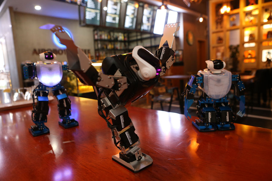 Robot-themed café debuts in Shanghai