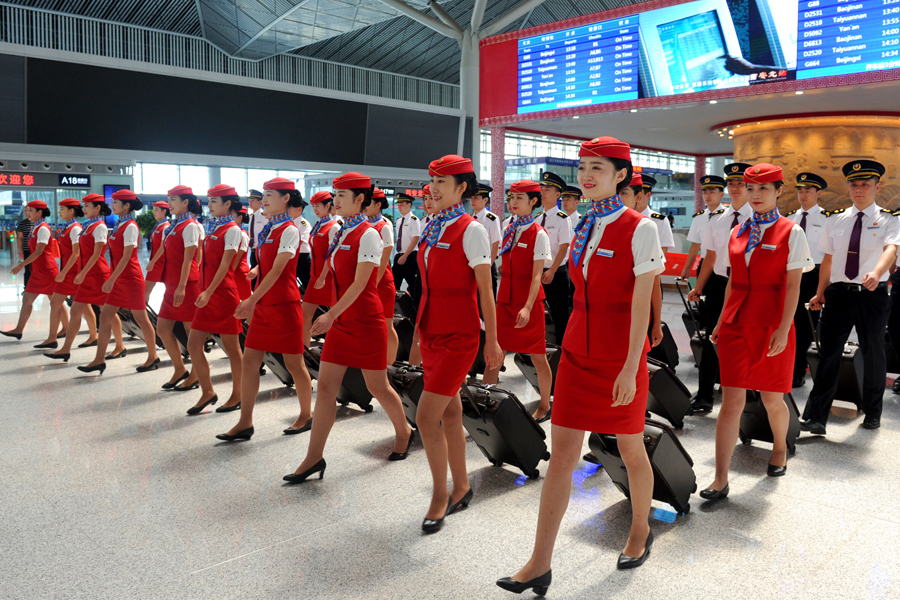 Bullet train attendants strut new look in Xi'an