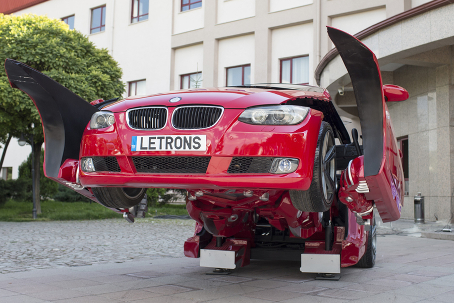 Real life 'Transformer' car turns into robot