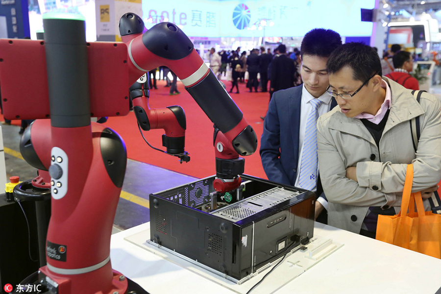 Robots draw people to China International Industry Fair in Shanghai