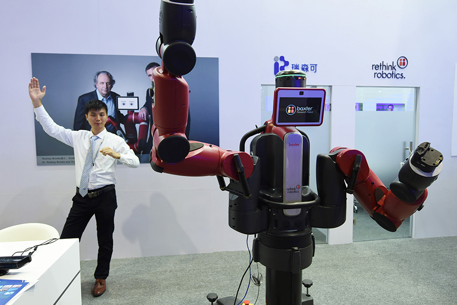 Robots draw people to China International Industry Fair in Shanghai