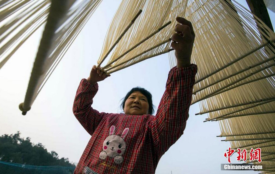 Handmade noodles to greet Spring Festival