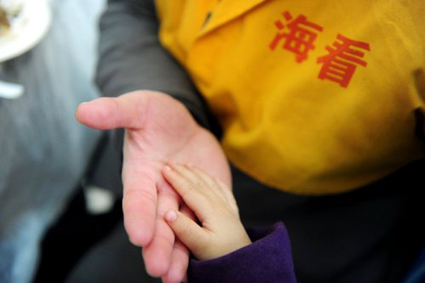 Prisoners have dinner with family before Spring Festival