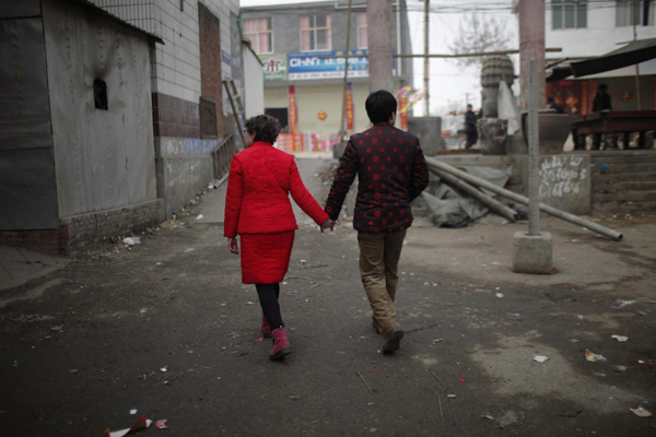 Chinese husband, American wife hold rural wedding