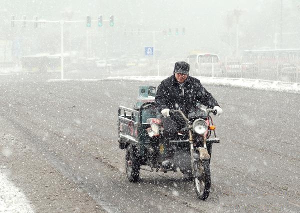 Heavy snow hits Urumqi