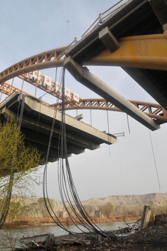 Highway bridge collapses in NW China