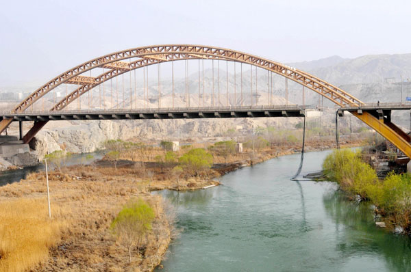 Highway bridge collapses in NW China