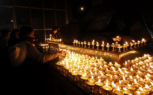 Moment of silence one year after earthquake