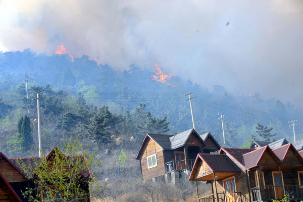 Mountain fire breaks out in E China