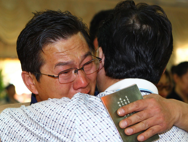 Relatives honor victims of Taiwan train accident