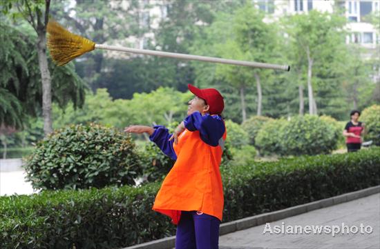 The flexible cleaner dubbed Auntie Broom