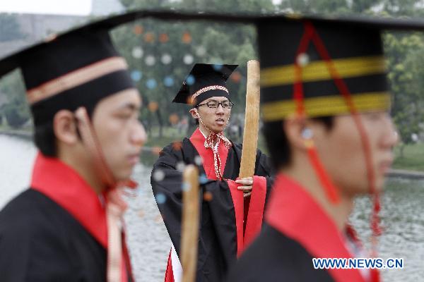 People wearing Han clothings to worship Qu Yuan