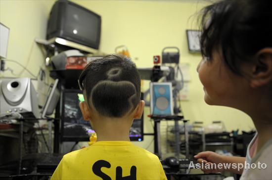 Dedicated young Apple fan shaves head