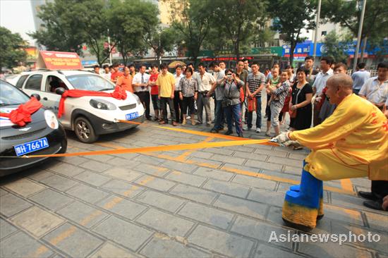 China's Hercules pulls two cars with fingers