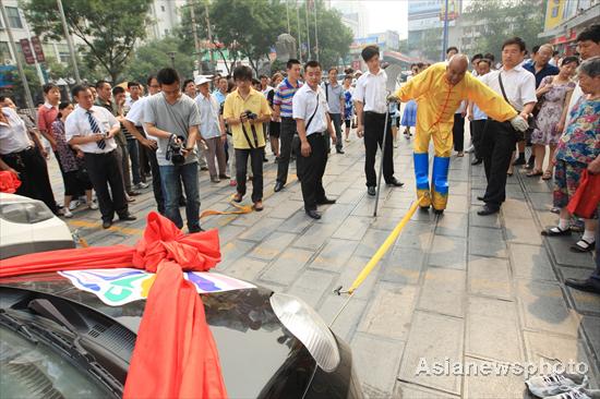 China's Hercules pulls two cars with fingers