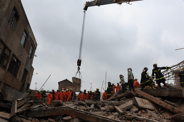 Building collapse buries 16 in East China city