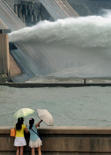 Flood discharge a dramatic scene at reservoir