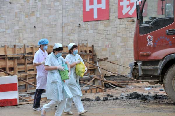 Tunnel cave-in traps 12 in NE China city