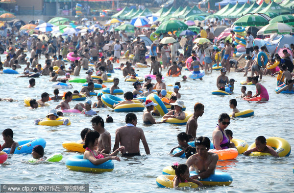 People jam seaside in summer heat, NE China