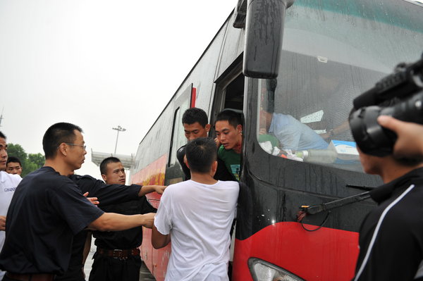 Hostage rescued after bus hijacking in E China