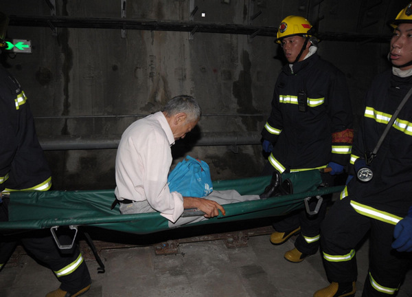 Two subway trains collide in Shanghai<IMG src=