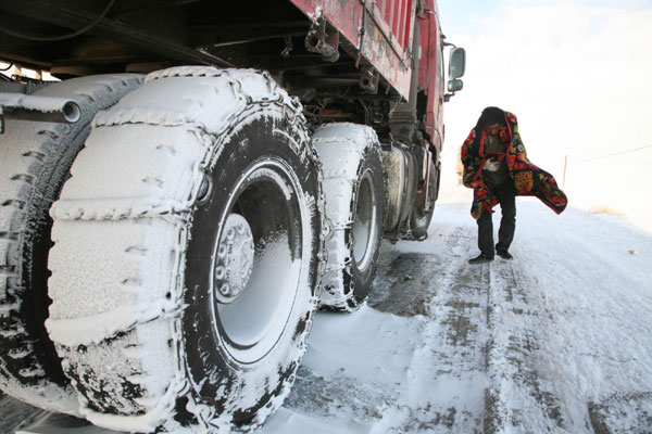 Heavy snow shuts down highways in NW China