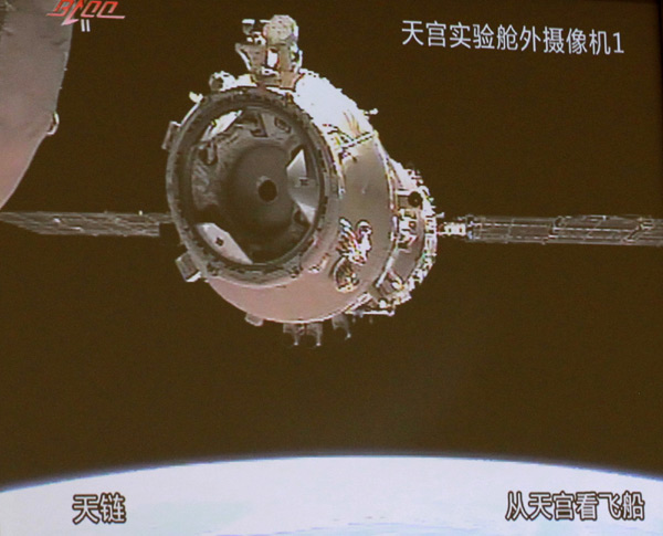 Shenzhou-8 re-docks with Tiangong-1