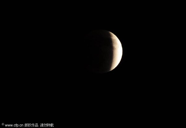 Chinese enjoy best lunar eclipse in decade