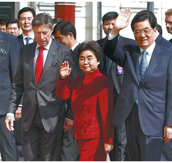 President Hu makes historic trip to Denmark