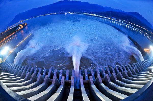 Three Gorges Dam braces for flood peak