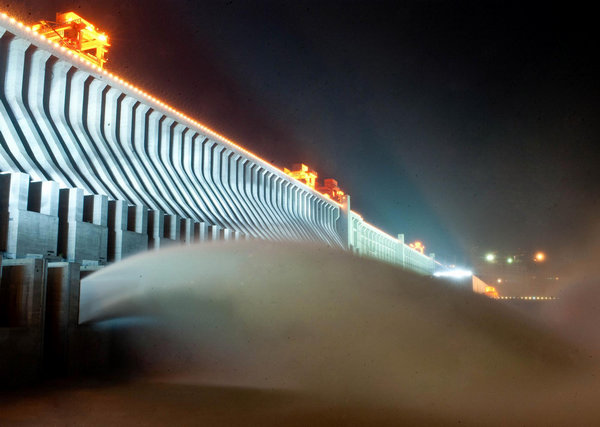 Three Gorges Dam braces for flood peak