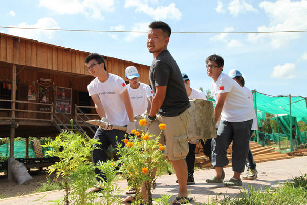 Chinese volunteer workers in Cambodia