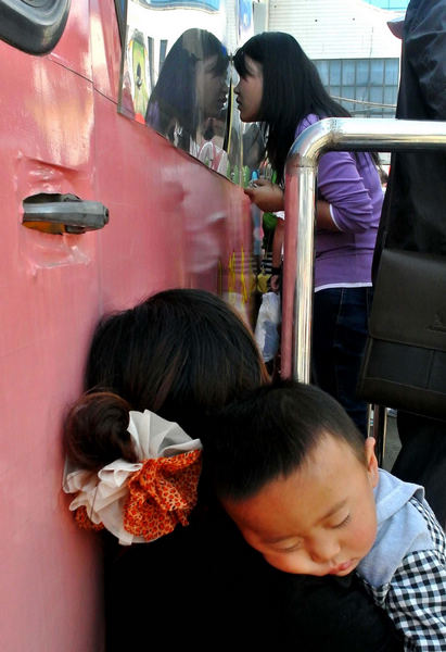 Travel peak seen at Zhengzhou Railway Station