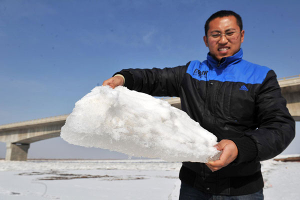 Yellow River frozen by cold snap