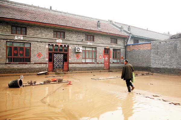 People return to flooded homes