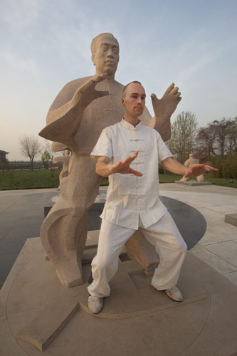 Foreigners on tai chi vacations in China