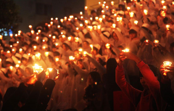 Candlelight prayers for quake victims