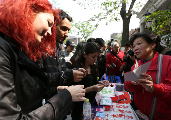 Overseas students learn Chinese folk art