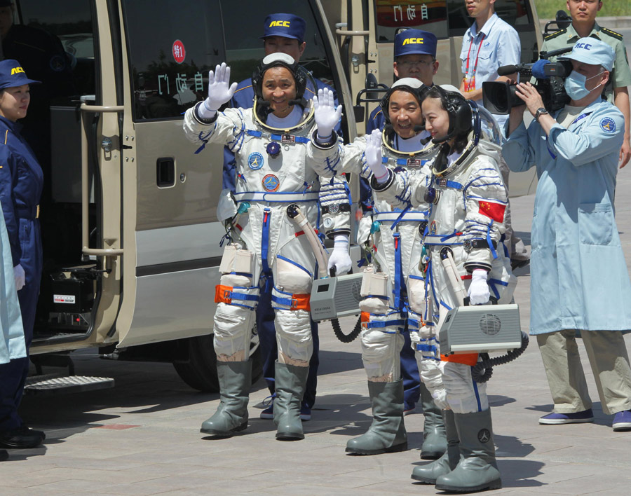 Shenzhou-X astronauts attend setting-out ceremony