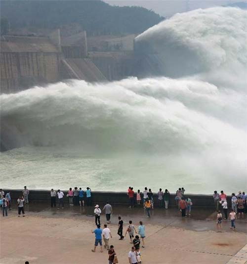 Water gush out of Xiaolangdi Reservoir