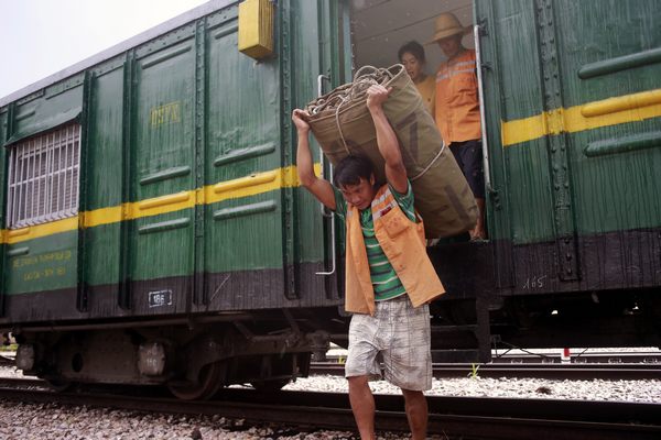 Tunnel builders sweat it out on new rail line