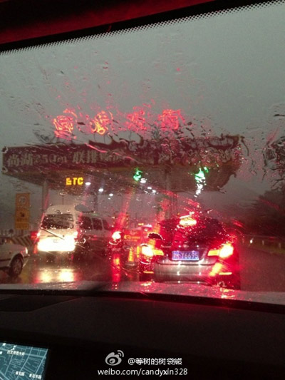 Thunder storm hits Beijing, darkening the sky